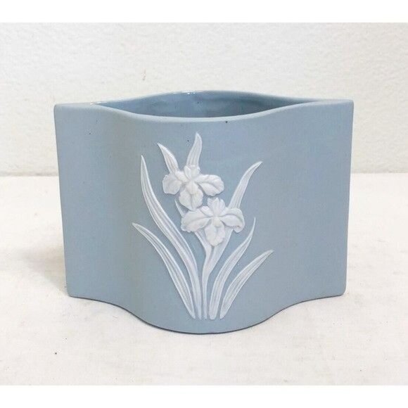 Toyo Royal China Blue Bisque Ceramic Vase With 3D White Iris Design - Picture 2 of 5